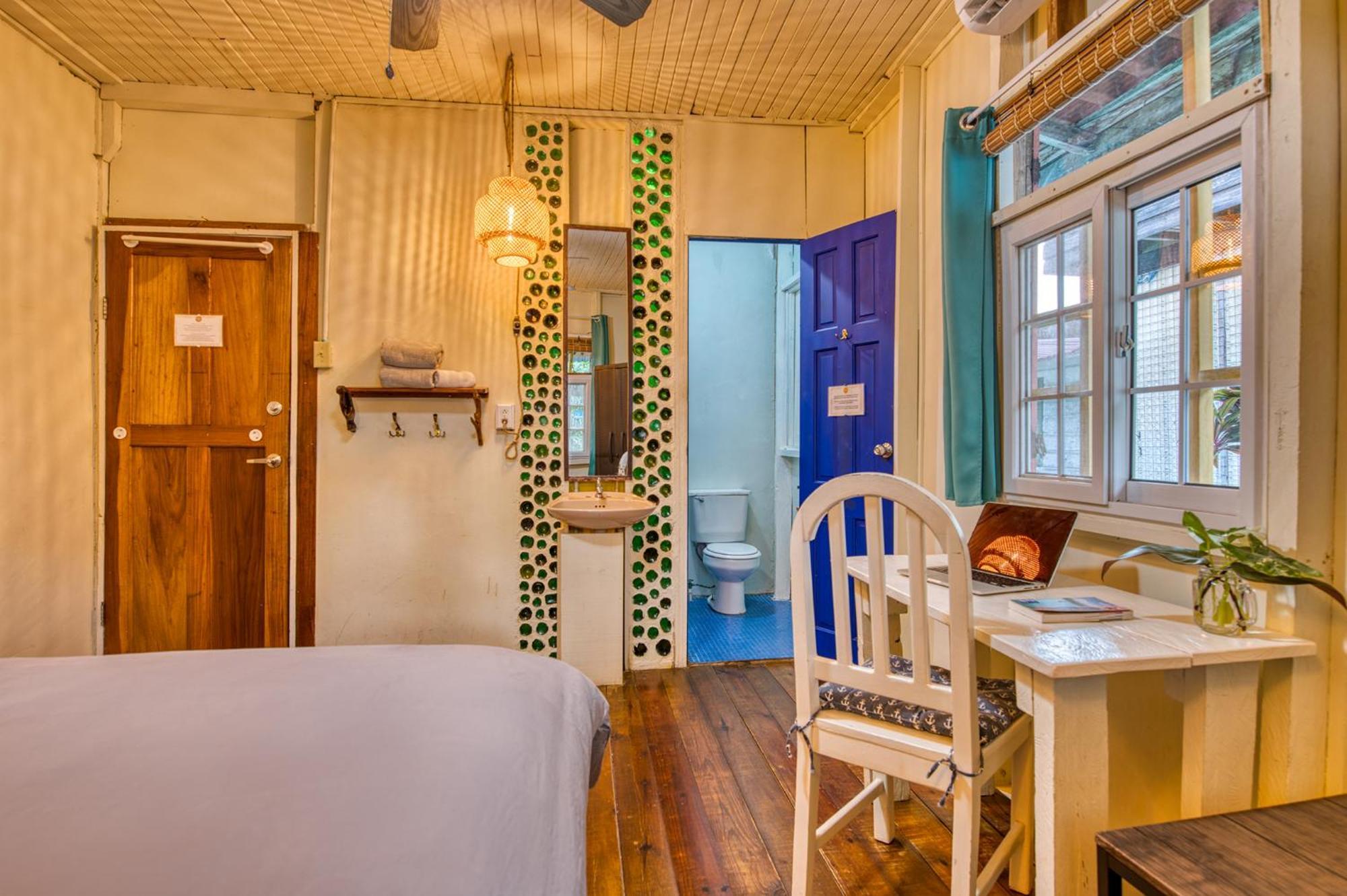 Saigon Bay Bed & Breakfast Бокас дел Торо Екстериор снимка